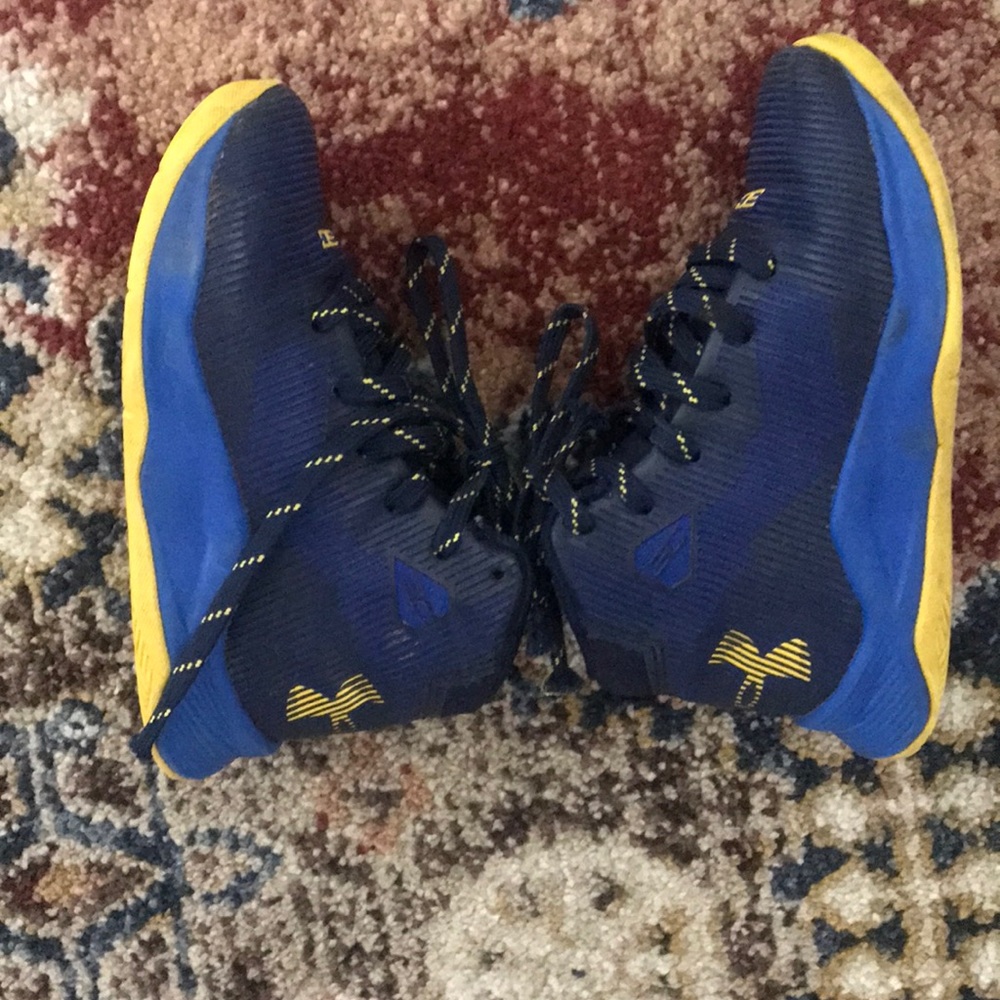 Size 11 under armor basketball shoes